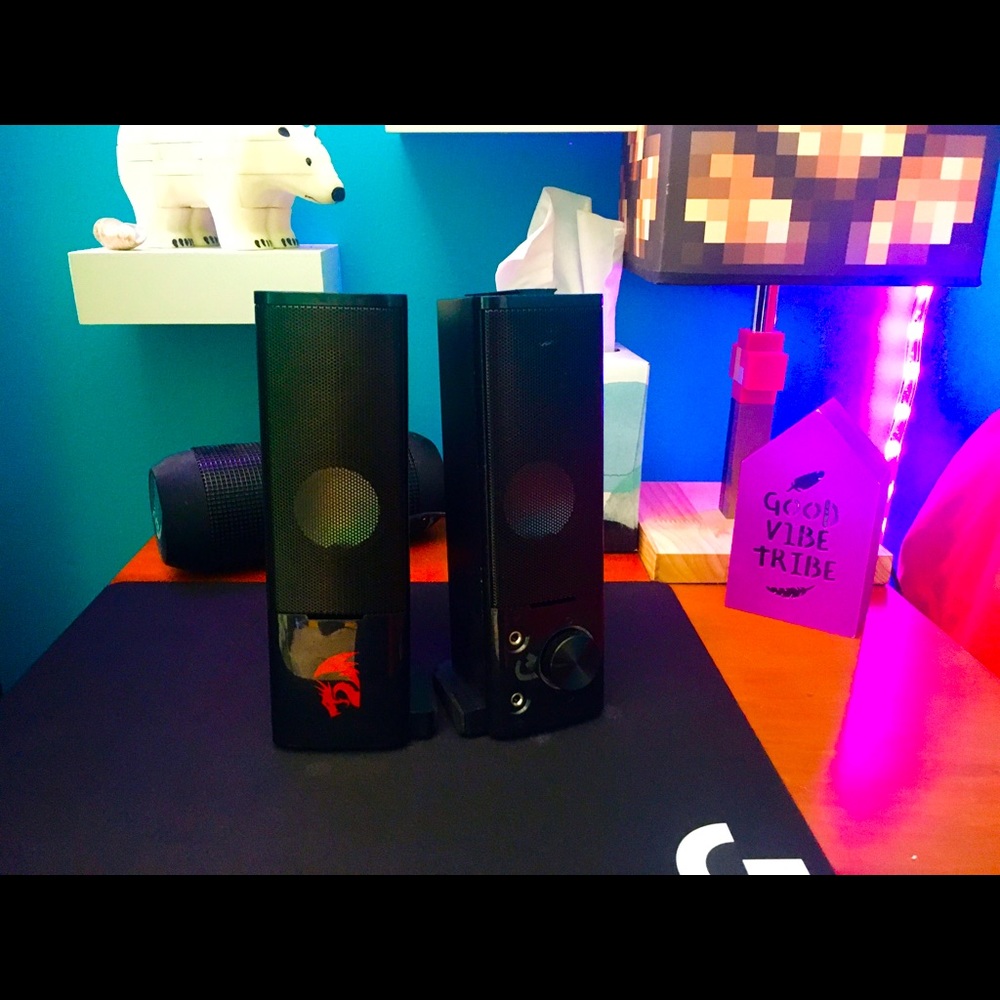 A gaming speaker/sound-bar with cool red led lights,and a smooth volume valve.